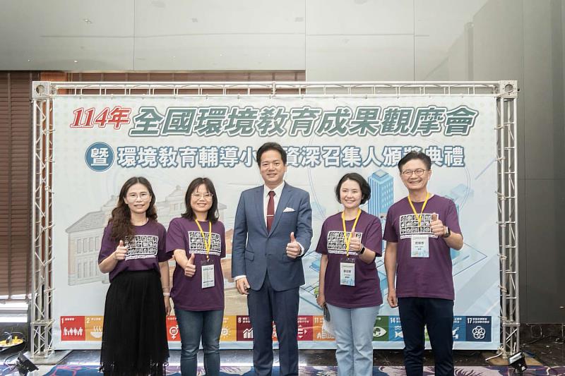 代理市長邱臣遠與竹市教育團隊合照。