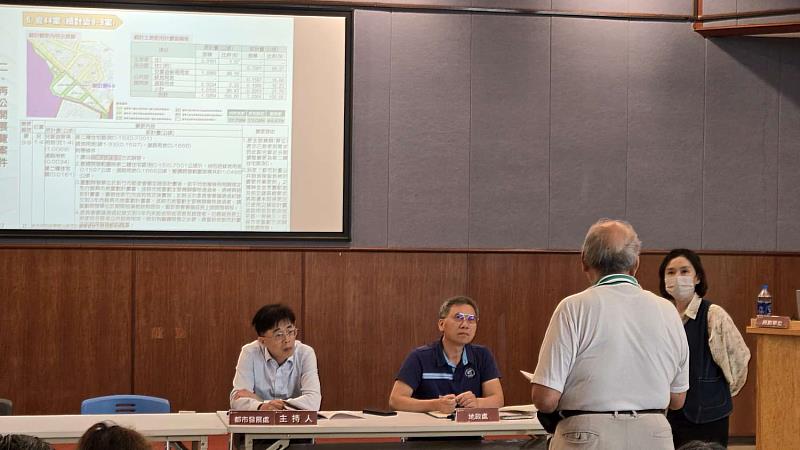 竹市都發處代理處長蘇文彬、地政處重劃科長劉志力及規劃單位回應民眾詢問事項。