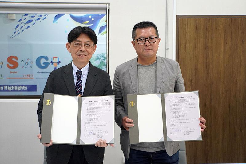大葉大學方文昌校長(左)與撼訊科技發言人周忠信(右)簽約