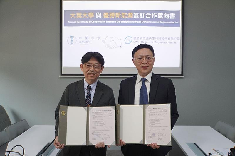 大葉大學方文昌校長(左)與優勝新能源許景翔董事長(右)簽約