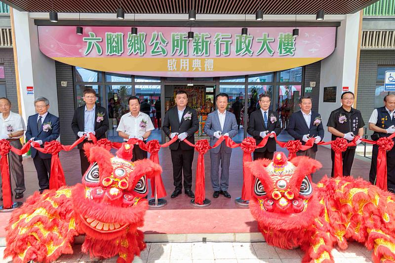 嘉義縣長翁章梁主持六腳鄉公所新建行政大樓啟用剪綵
