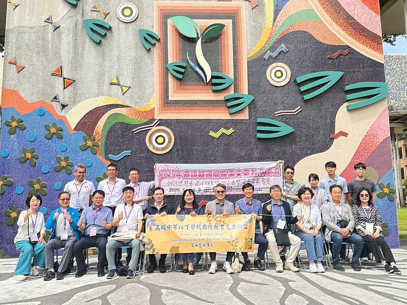 韓國20位中小學校長至新竹女中進行校際交流活動。