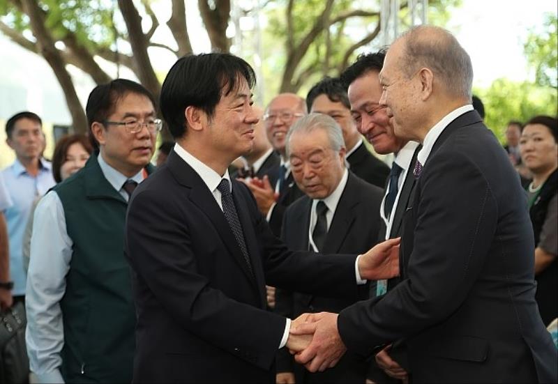 圖3、賴清德總統向八田技師遺族代表八田修一先生握手致意
