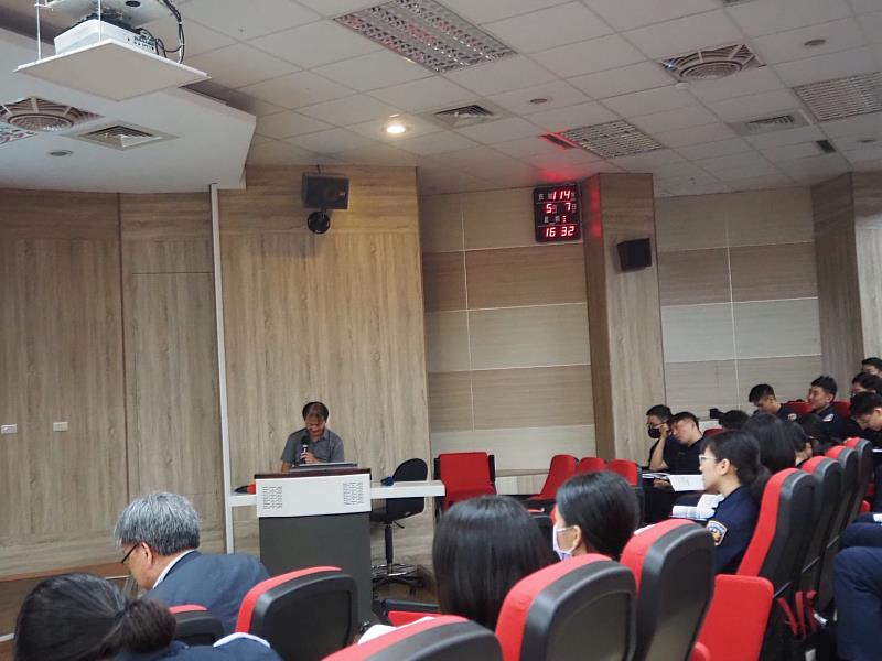 文化部文化資產局游英俊專門委員對消防安全科學生介紹文化資產保存基礎概念(照片/中國科大提供)
