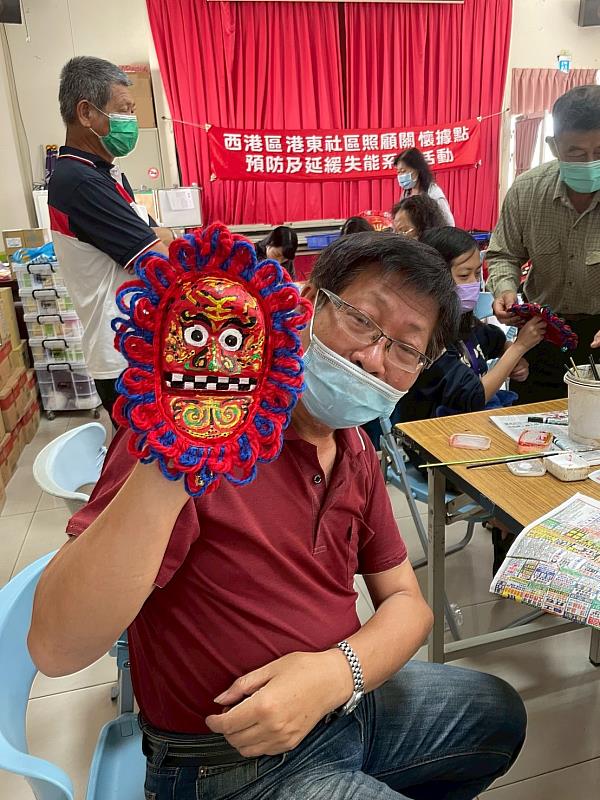長輩開心秀出自己做的獨特獅面具