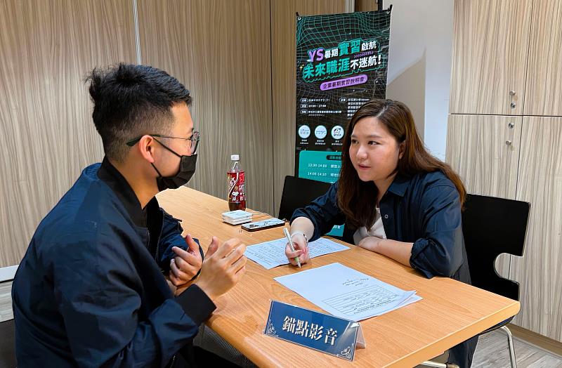 北分署YS邀請錨點影音共同創辦人(右)在企業暑期實習說明會中為青年面試，並針對青年的履歷進行交流與回饋