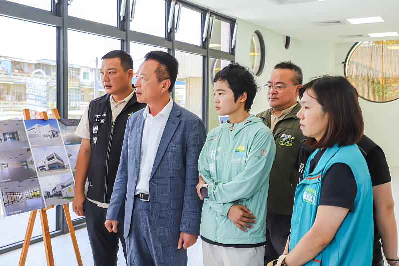 翁章梁縣長視察嘉義縣首座全民運動館-4
