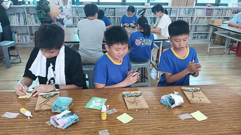 學生認真在手作黏種子樹