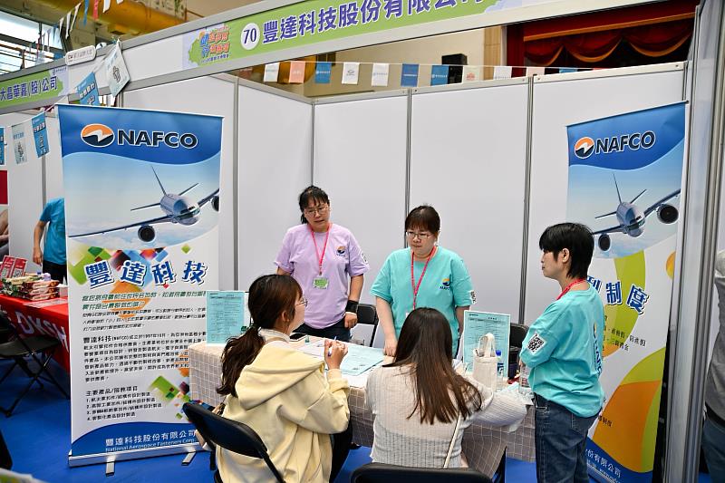 學生參與「健築夢想 行進職場」校園徵才博覽會,並向廠商了解徵才條件