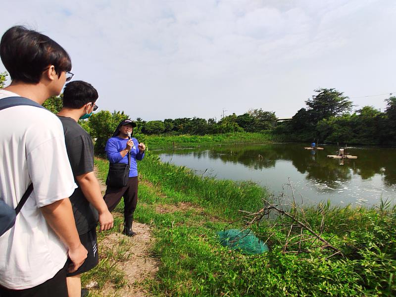 南臺科大USR「藏碳蘊漁」團隊深入台南魚塭實地踏查，透過與養殖戶的交流，了解產業痛點、啟發創業構想，從社會責任走向地方永續經營。