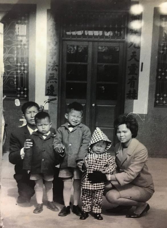 「母親從不多說些甚麼，但我卻能深深地知道——這就是她愛我們的方式。」楊錦聰(左二)說道。（圖／風潮音樂 提供）