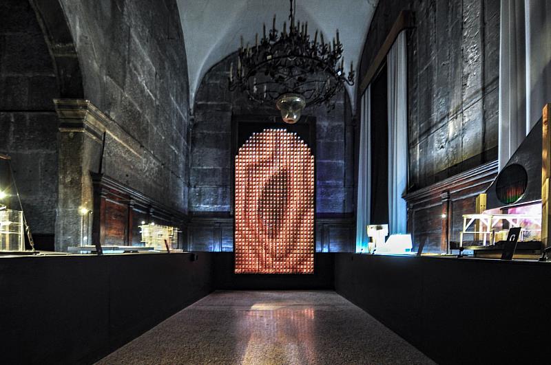 第19屆威尼斯建築雙年展臺灣館「光明燈牆」，由數個光明燈組合而成，背面佈滿發光裝置的控制晶片和線路，如同一座傳統信仰邁向科技未來的媒介和演化象徵。（國立臺灣美術館提供）