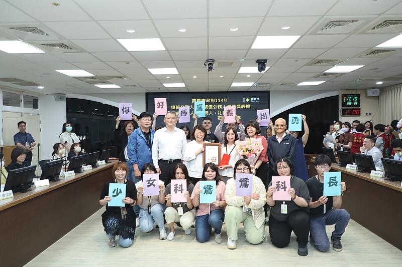 0_黃敏惠市長與社會處同仁合照