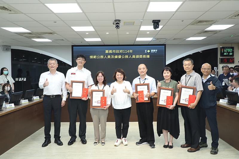 0_左起林瑞彥副市長、消防局張維達分隊長、社會處莊彩鴦科長、黃敏惠市長、交通處許啟明處長、衛生局陳秀玲科長、環保局清潔隊方仕男隊長、陳永豐秘書長
