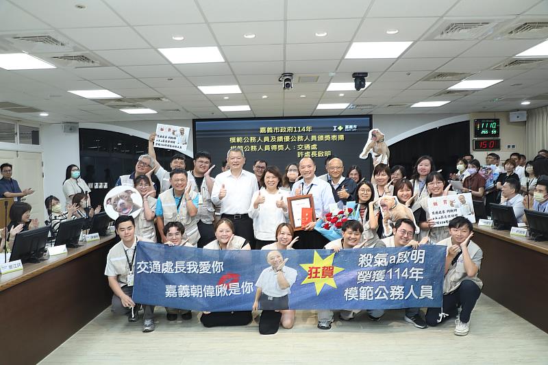 0_黃敏惠市長與交通處同仁合照