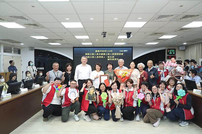0_黃敏惠市長與衛生局同仁合照