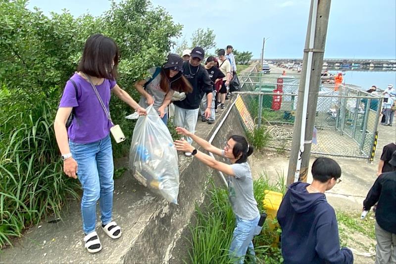 圖／眾人互相幫忙合作、為地球貢獻，讓活動更添意義。