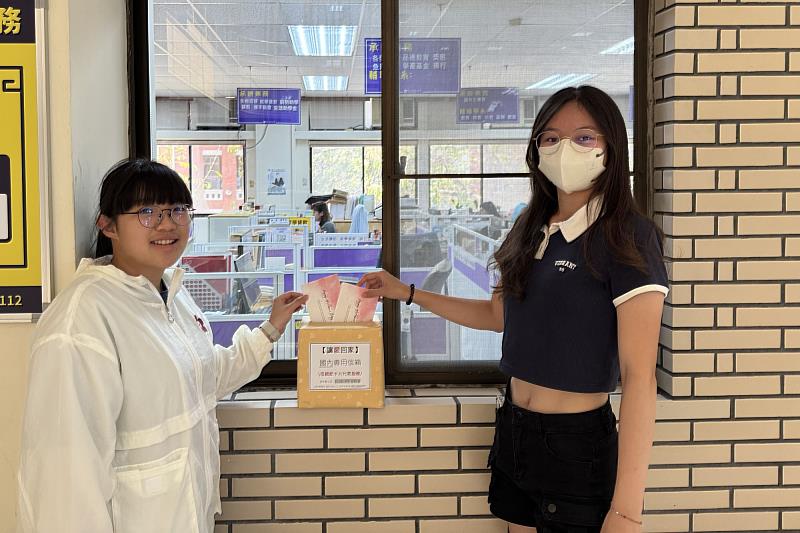 南大學務處生活輔導組特別設計溫馨插畫風格的母親節卡片，鼓勵學生親筆書寫，向媽媽、奶奶或生命中扮演母職角色重要的人表達心意