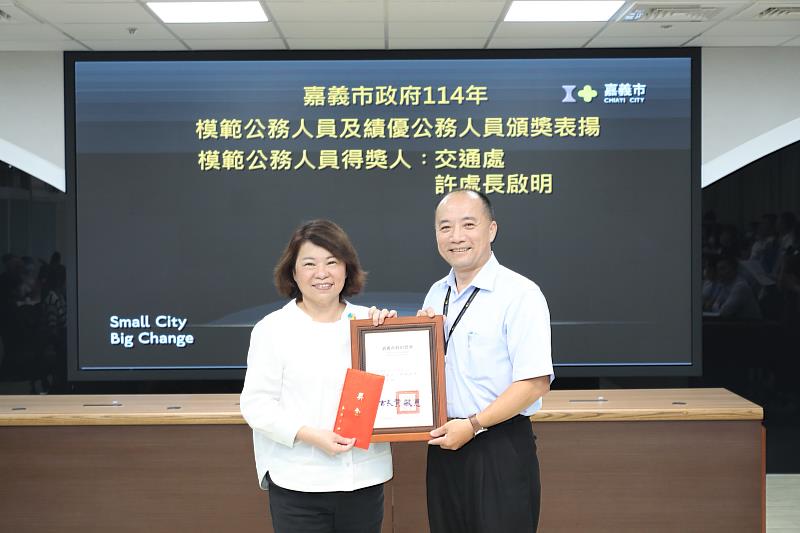 0 交通處長許啟明推動交通建設 獲頒模範公務人員 (1)_0