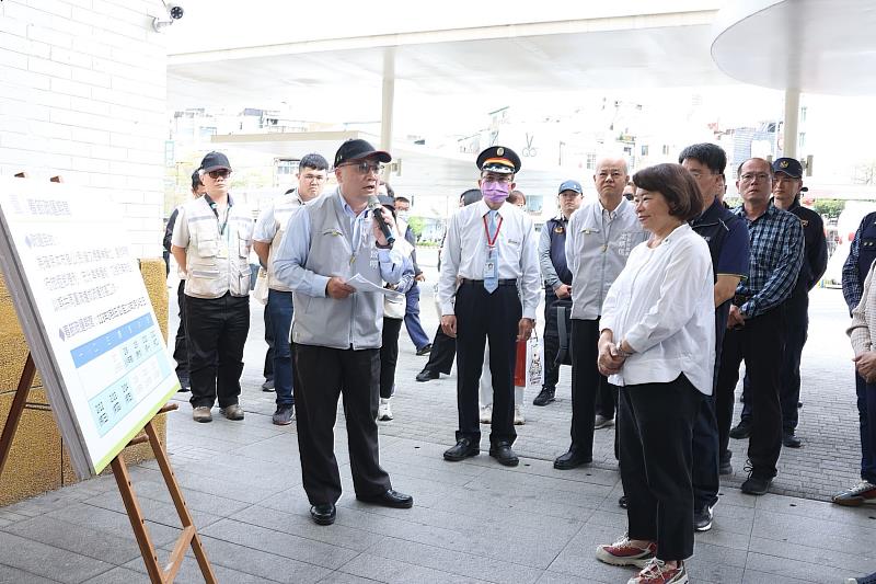 0 交通處長許啟明(左一)推動交通建設 獲頒模範公務人員_0