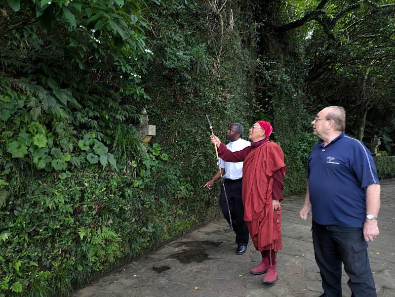 靈鷲山開山住持心道法師（中）介紹山上植物。（圖由靈鷲山佛教教團提供）