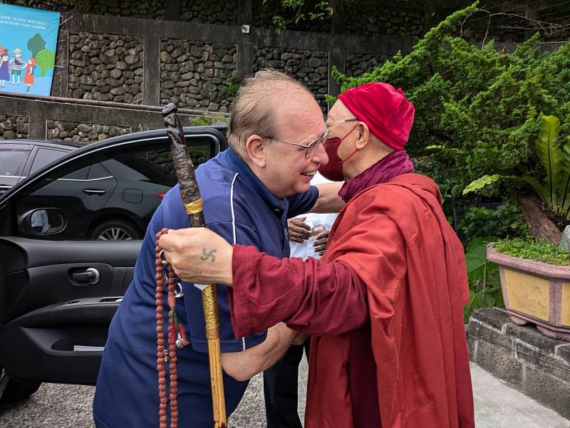 靈鷲山開山住持心道法師(右)擁抱王敬仁神父。(圖由靈鷲山佛教教團提供)