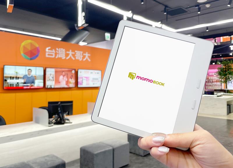 即日起台灣大全台超過100間myfone實體門市展示momo 首款電子書閱讀器「momoBOOK」實機，結合Content(內容)、 Channel(通路)、Consultant(顧問)，打造完整的數位閱讀場景。