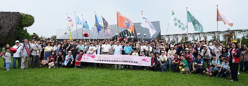 中國生產力中心舉辦母親節體驗學習活動，北區逾500位同仁及眷屬參與了解碳排相關知識，總經理張寶誠出席並與同仁們合影。