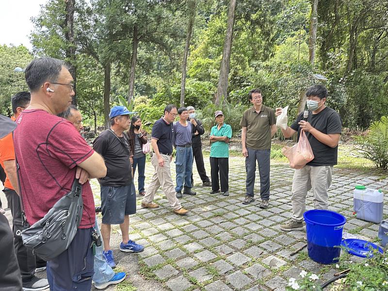 臺中農改場藍玄錦助理研究員講解微生物資材的配方
