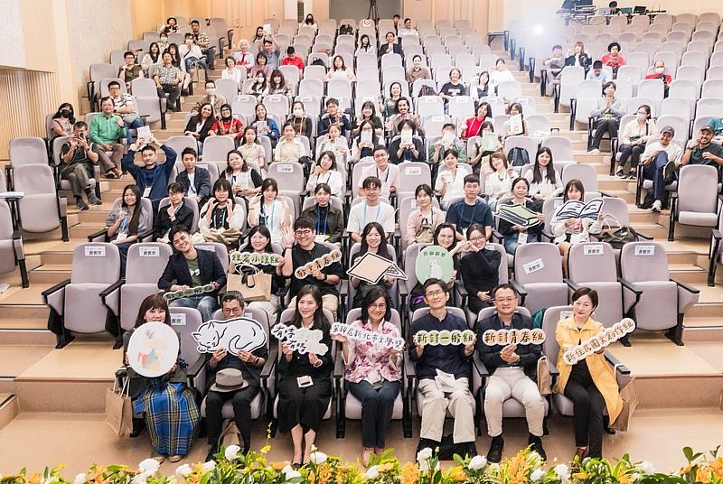 去年（2024）第14屆新北市文學獎得獎者於頒獎典禮現場合影。