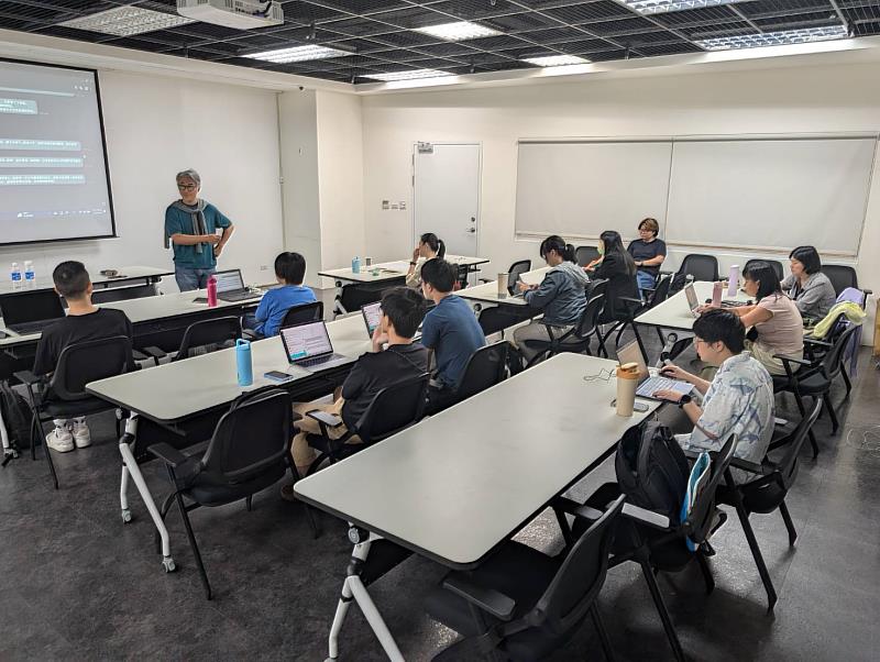新北市文學獎持續辦理文學推廣活動，圖為作家高翊峰帶領工作坊學員發現書寫的各種可能。