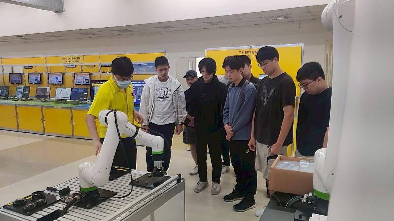 台灣發那科工程師導覽學生參觀各展示項目