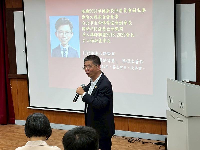 全國商業總會健康長照委員會副主委陳亦純向師生分享高齡職涯規劃