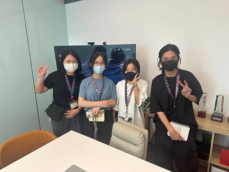 (左起)視傳所楊竹玉、呂宥瑩、瀨戶亞海補至Inspidea實習,於會議室交流