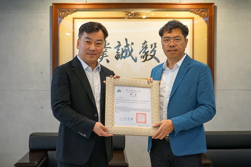 羅耕甫 (右)於2023年起擔任崑大創媒學院空設系講座教授，由李天祥校長(左)親自頒發聘書