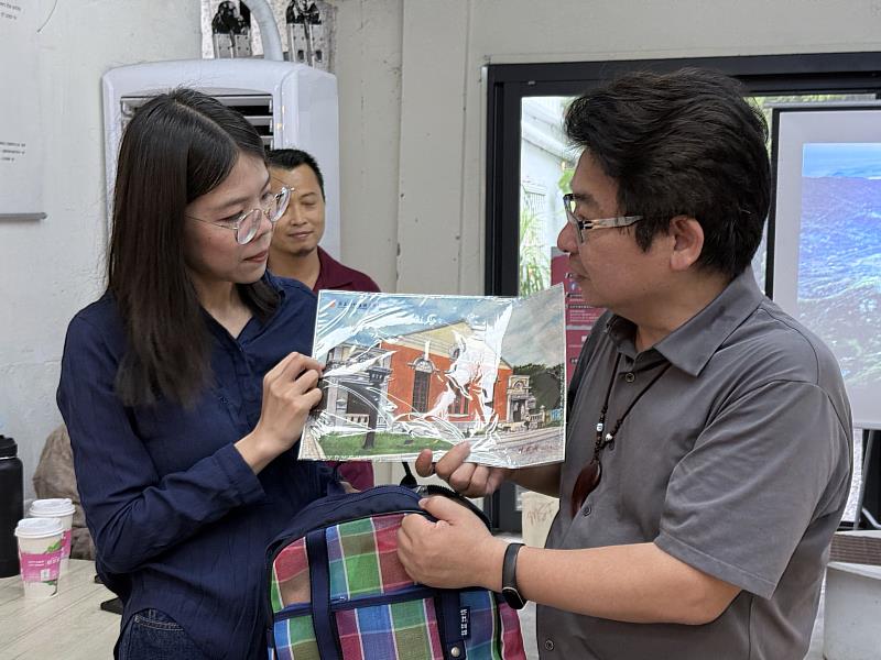 苑裡鎮劉育育鎮長與館長合影