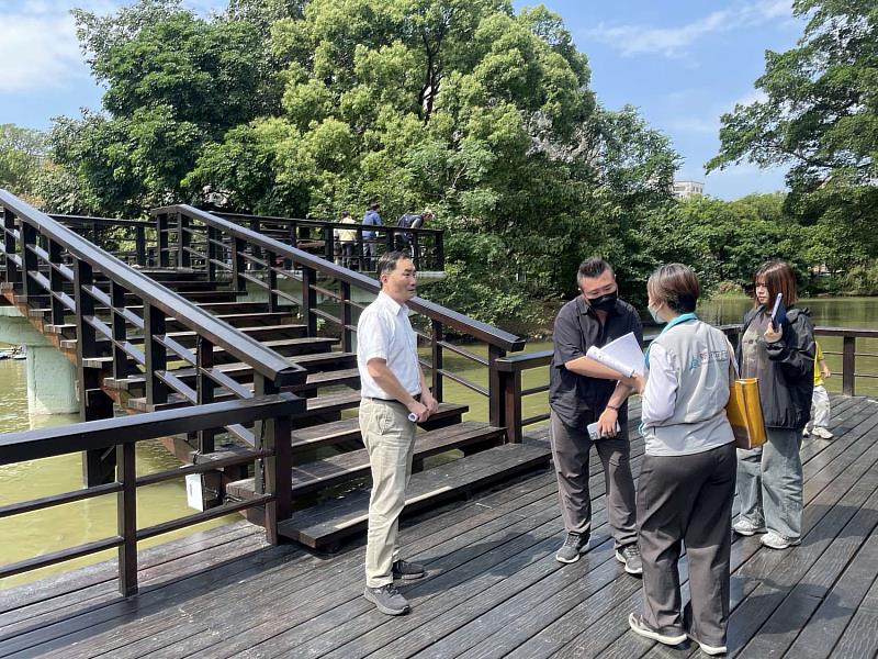 科管局實地視察新竹公園九曲橋木棧平台與柵欄改善工程