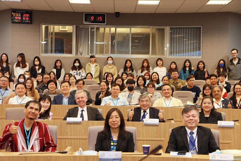 暨大師長與國內外專家學者於國際研討會合影。