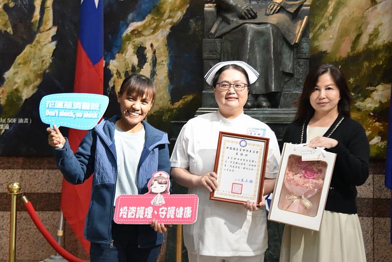 花蓮慈院護理部主任鍾惠君(右)、督導鄭雅君(左)陪同李彥錚督導一起接受表揚。