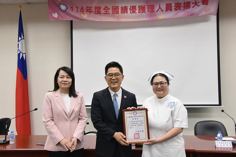 經護理師公會全聯會推薦,花蓮慈濟醫院護理部督導李彥錚(右)獲國民黨全國績優護理人員表揚。頒獎人為國民黨秘書長黃健庭(中)。右為國民黨中央黨部組織發展委員會主任委員許宇甄。