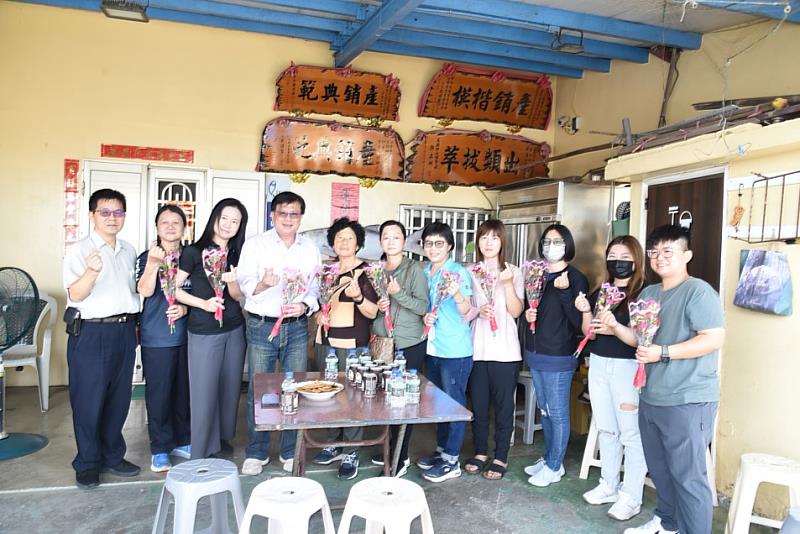 黃昭欽次長與高雄市永安區水產養殖產銷班合影