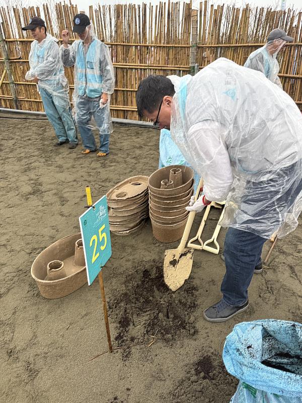 竹市府攜手台積電推動「植樹薪傳計畫」 ，產發處長嚴翊琦(右)一同為地球盡一份心力。