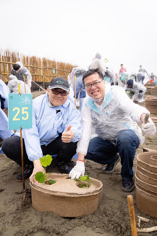 竹市府攜手台積電推動「植樹薪傳計畫」 ，產發處長嚴翊琦(右)一同為地球盡一份心力。