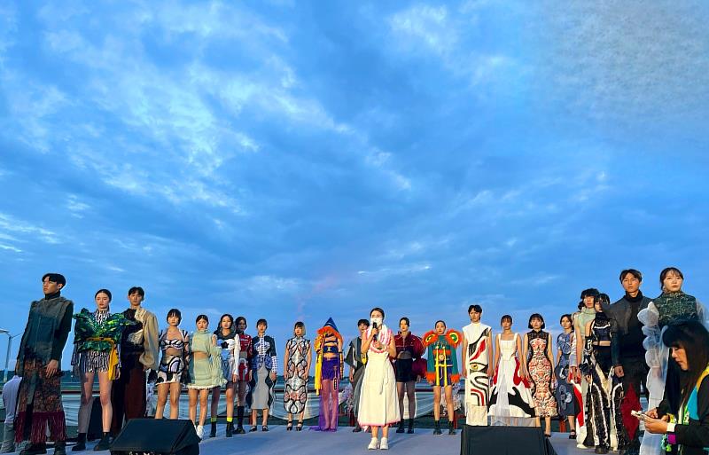 「高美不一樣音樂會」，夕陽灑落伸展台，時尚展演在金色光影中別具魅力。