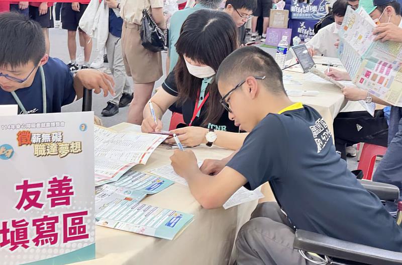 友善填寫區提供身心障礙者各種幫助書寫的輔具