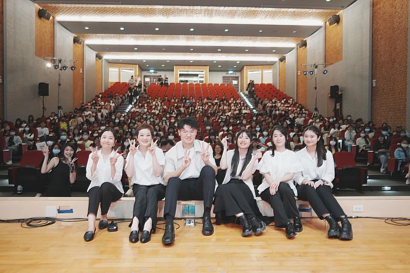 「玎酉擊樂」樂團表演後，與亞大師生合影。