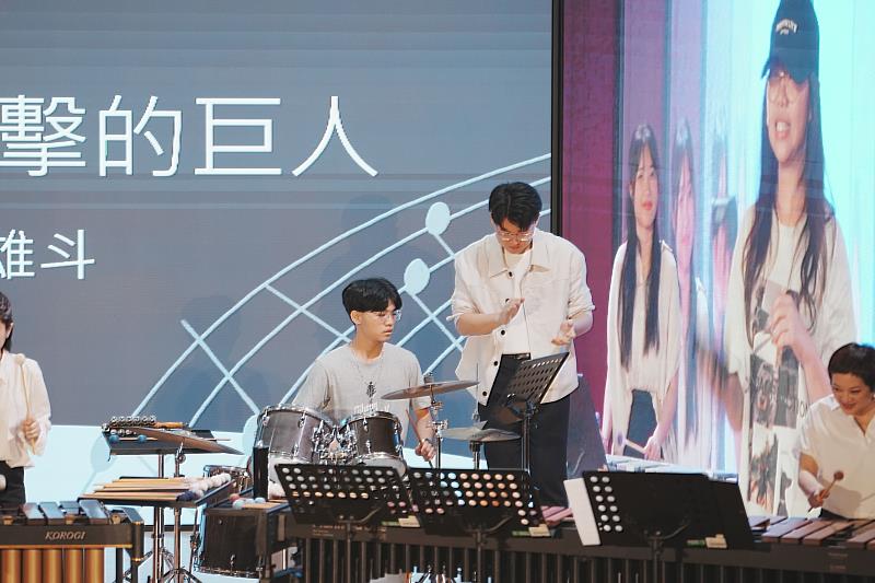 亞大同學上台挑戰爵士鼓,現場互動熱絡。