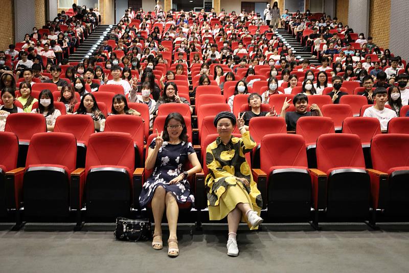 亞大通識中心主任黃淑貞(前排左)、藝術美學講師洪秀華(前排右)，和參與講座同學合影。
