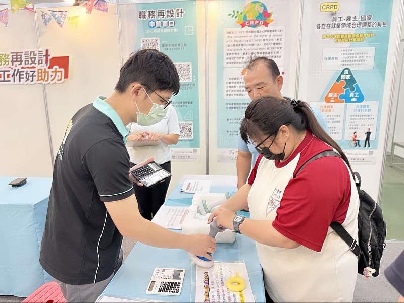 加油站廠商以啞鈴測試求職者手握加油槍的肌力