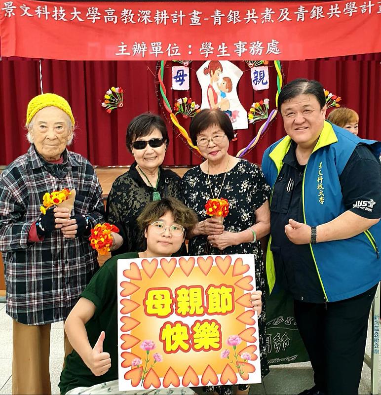 景文科大義廚陪婆媽歡度心花朵朵開的母親節。